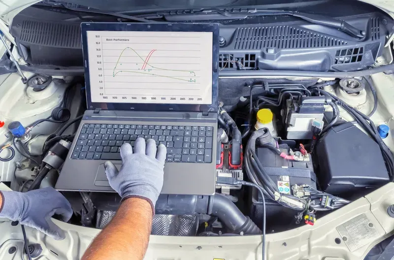 Grafic de diagnoza pe laptop conectat la motorul masinii